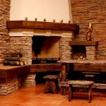 Table et bancs en bois près de la cheminée