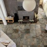 Dlaždice s imitací divokého kamene v podlaze obývacího pokoje