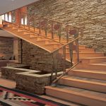 Murs carrelés en pierre et escalier en bois