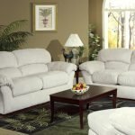Brunt bord og hvite sofaer i stuen