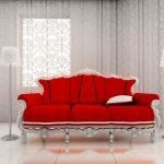 Lyst interiør med en rød sofa