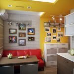 Sofá rojo en un interior de cocina amarillo y blanco
