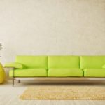 Interiør i minimalistisk stil med lys grønn sofa