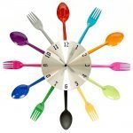 Klokke med fargede skjeer og gafler