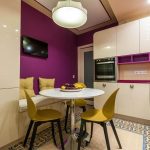 Violetinė ir balta virtuvės interjeras