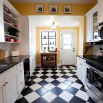 Projeto de cozinha com piso de xadrez.