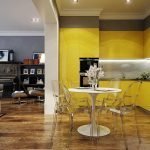 Kjøkken med gule møbler