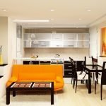 Oranžinė sofa gyvenamajame kambaryje