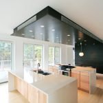 Черен таван в зоната на кухнята