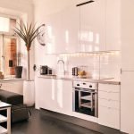 Pavimento nero e mobili bianchi in cucina