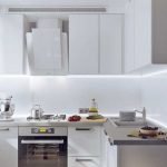 Eckküche mit glänzenden Fassaden