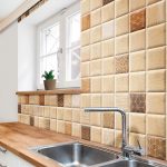Απομίμηση πλακιδίων από ξύλο στον τοίχο της κουζίνας