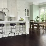 Hvitt kjøkken med mørkt gulv