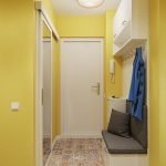 Κίτρινοι τοίχοι στο διάδρομο