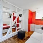 Rødt og hvitt leilighet interiør