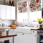 Móveis brancos e cortinas coloridas na cozinha