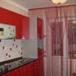Cortinas vermelhas e móveis na cozinha