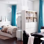 Blå gardiner i det indre av soverommet-stuen