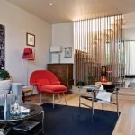 Rode fauteuil in een lichte woonkamer