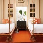 Oranžinis kilimas miegamajame