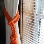 Vit gardin och orange rep