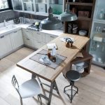 Doğal ahşap dokusunu mutfak mobilyalarının tasarımında kullanma