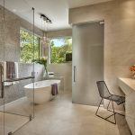 Sienos ir marmurinės grindys vonios kambaryje