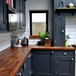 Mobili da cucina grigio scuro con piano in legno