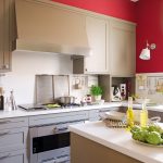 Mur rouge et mobilier gris dans la cuisine