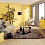 Κίτρινο-γκρι εσωτερικό σαλόνι