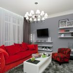 Rød sofa i et grått interiør
