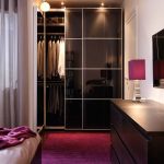 Interiér ložnice s fialovými akcenty