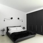 غرفة نوم بيضاء مع خزانة ملابس سوداء