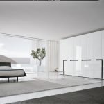 Slaapkamer in minimalistische stijl met witte kledingkast