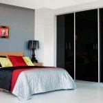 Siyah dolap ile parlak yatak odası iç