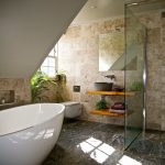 Marmorfliser på gulvet og veggene på badet