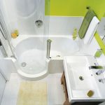 Açık yeşil ve beyaz banyo tasarımı