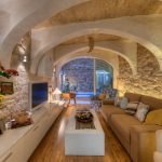 Large living room with transverse arches