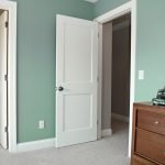 Olivgrüne Wände und helle Türen
