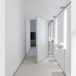 Porte de style minimaliste pour le couloir.