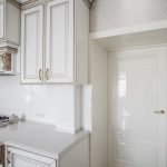 Beyaz mutfak ve basit kapı