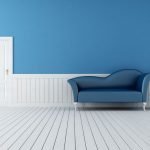Blaue Wände und klassische weiße Tür