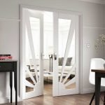 Białe drzwi o nietypowym designie