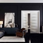 Schwarze Tapete und eine helle Tür im Wohnzimmer