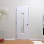 Ξυλόγλυπτη ξύλινη πόρτα με γυαλί