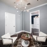Kabinet sa svijetlim vratima u stilu minimalizma