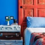 La combinaison du mur bleu et de la tête de lit rouge