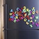 Magnetbokstaver på kjøleskapet