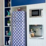 Blaue Folie für die Dekoration des Kühlschranks