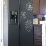 Mga magagandang bulaklak sa isang kulay-abo na refrigerator